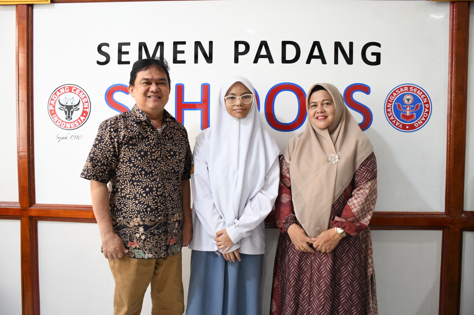Nayla Irza Ramadhani foto bersama dengan Ketua Yayasan Igasar Semen Padang , Hasfi Rafiq, dan Kepala SMA Semen Padang, Moethia Varina Oemar, beberapa waktu lalu.